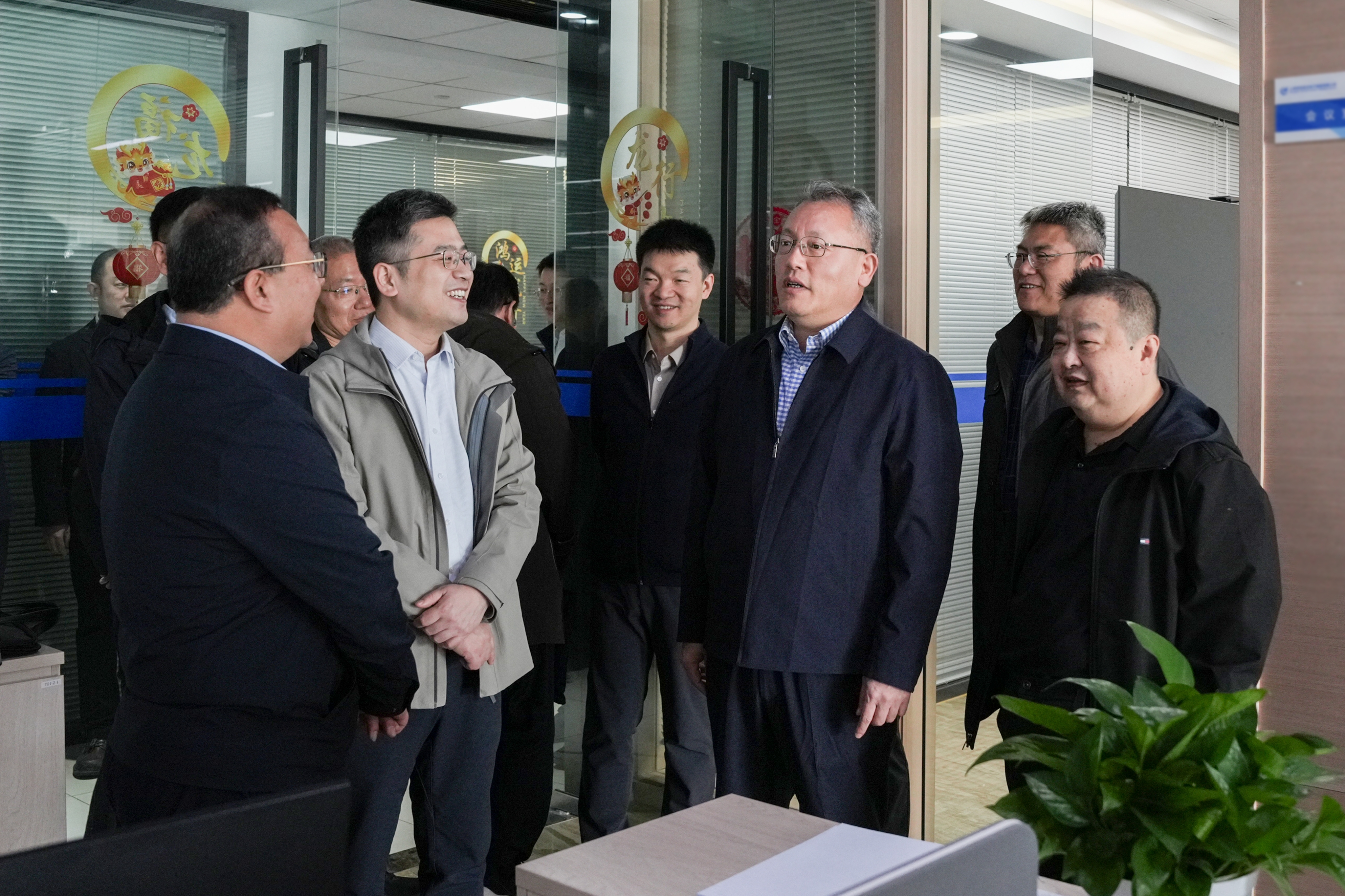 张玉金到中国航发商发看望慰问春节在岗干部职工并进行现场办公