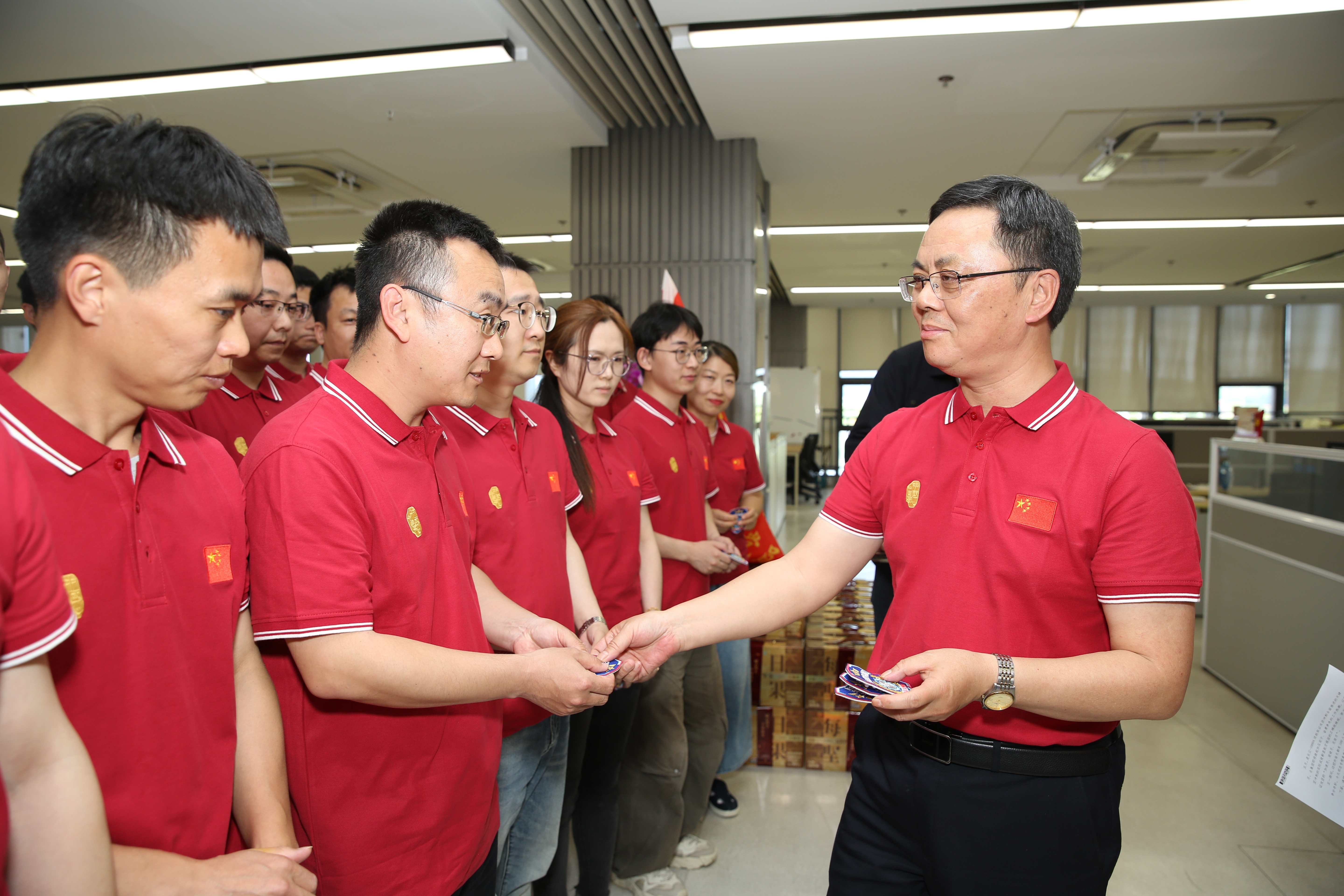 邓志伟到中国航发动控所慰问一线干部职工